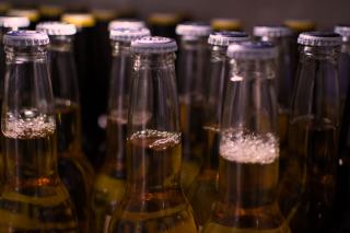 Bouteilles de bière alignées