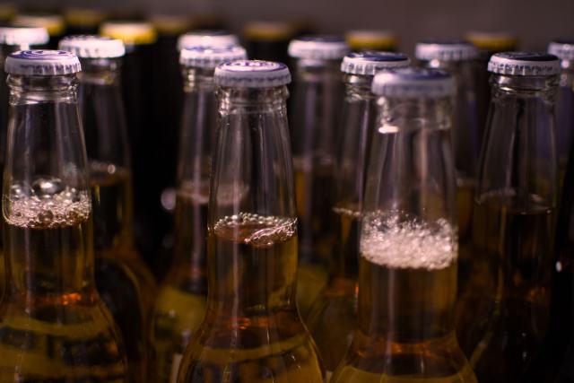 Bouteilles de bière alignées Bouteilles de bière alignées
